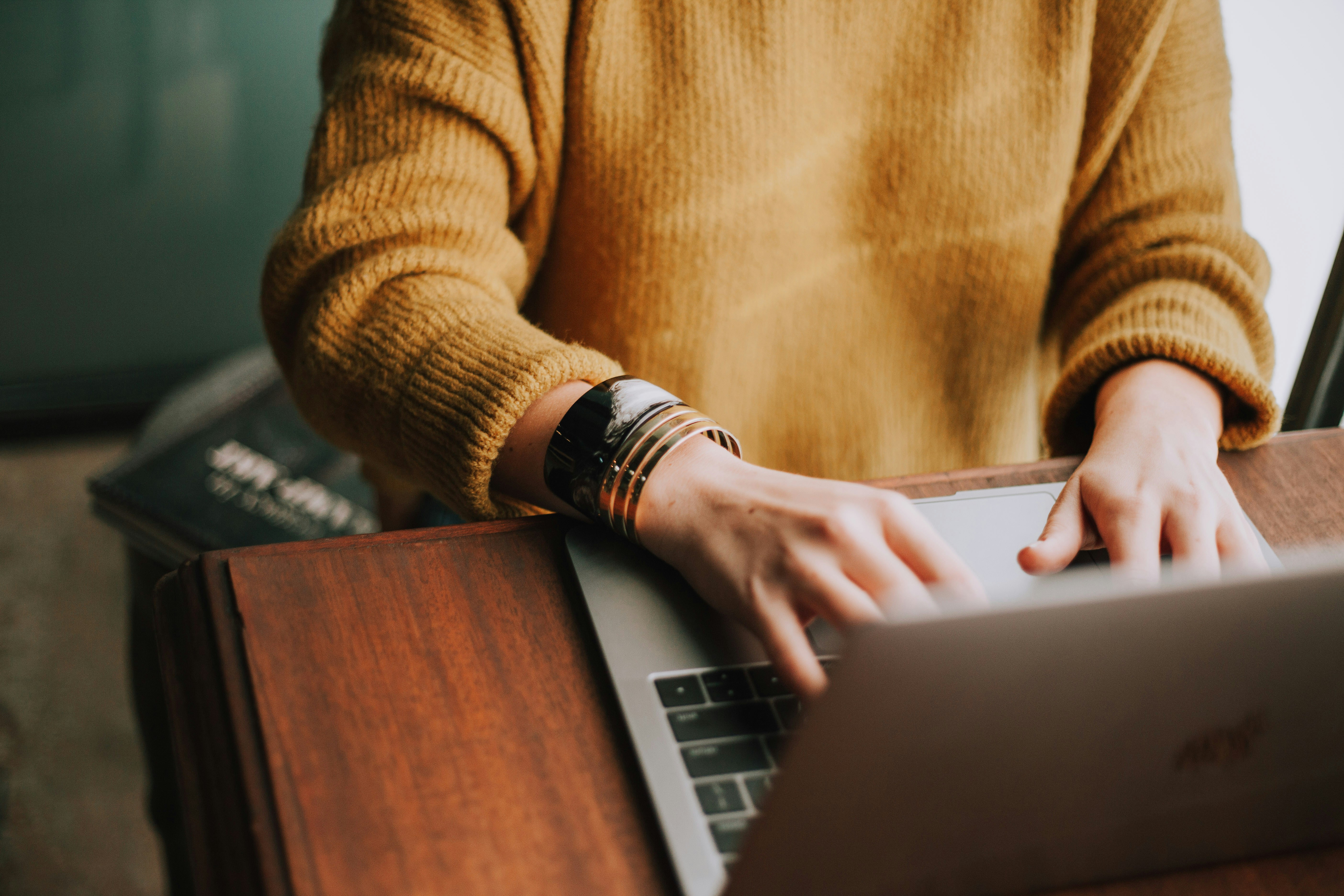 Ordinateur avec textes performance, SEO et sécurité